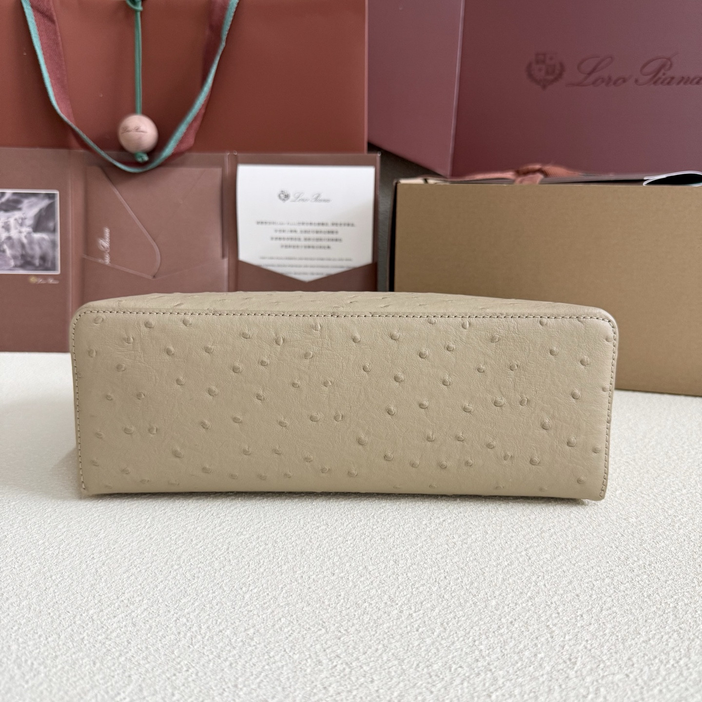 L**o p*ana extra pocket l27 ostrich-grained leather 16x27x10cm