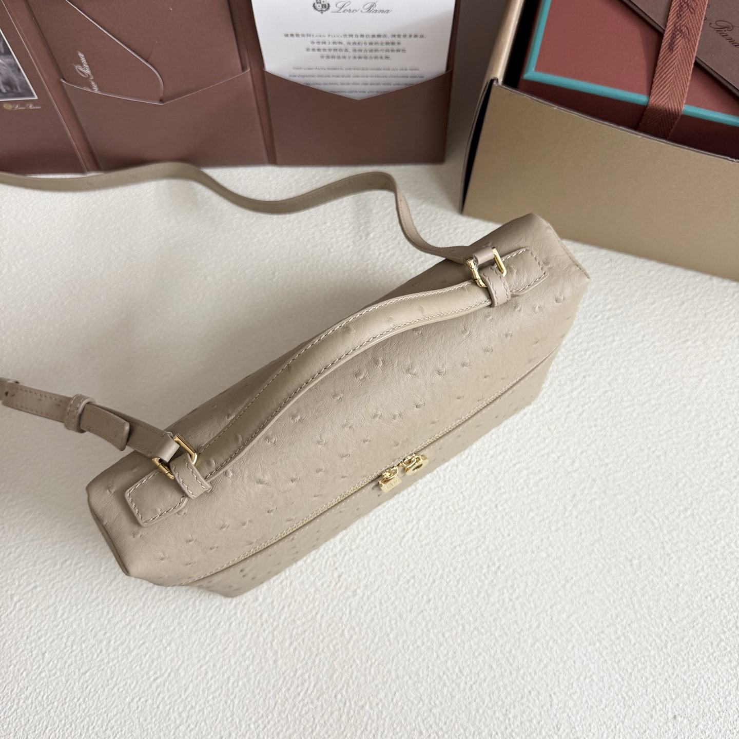 L**o p*ana extra pocket l27 ostrich-grained leather 16x27x10cm