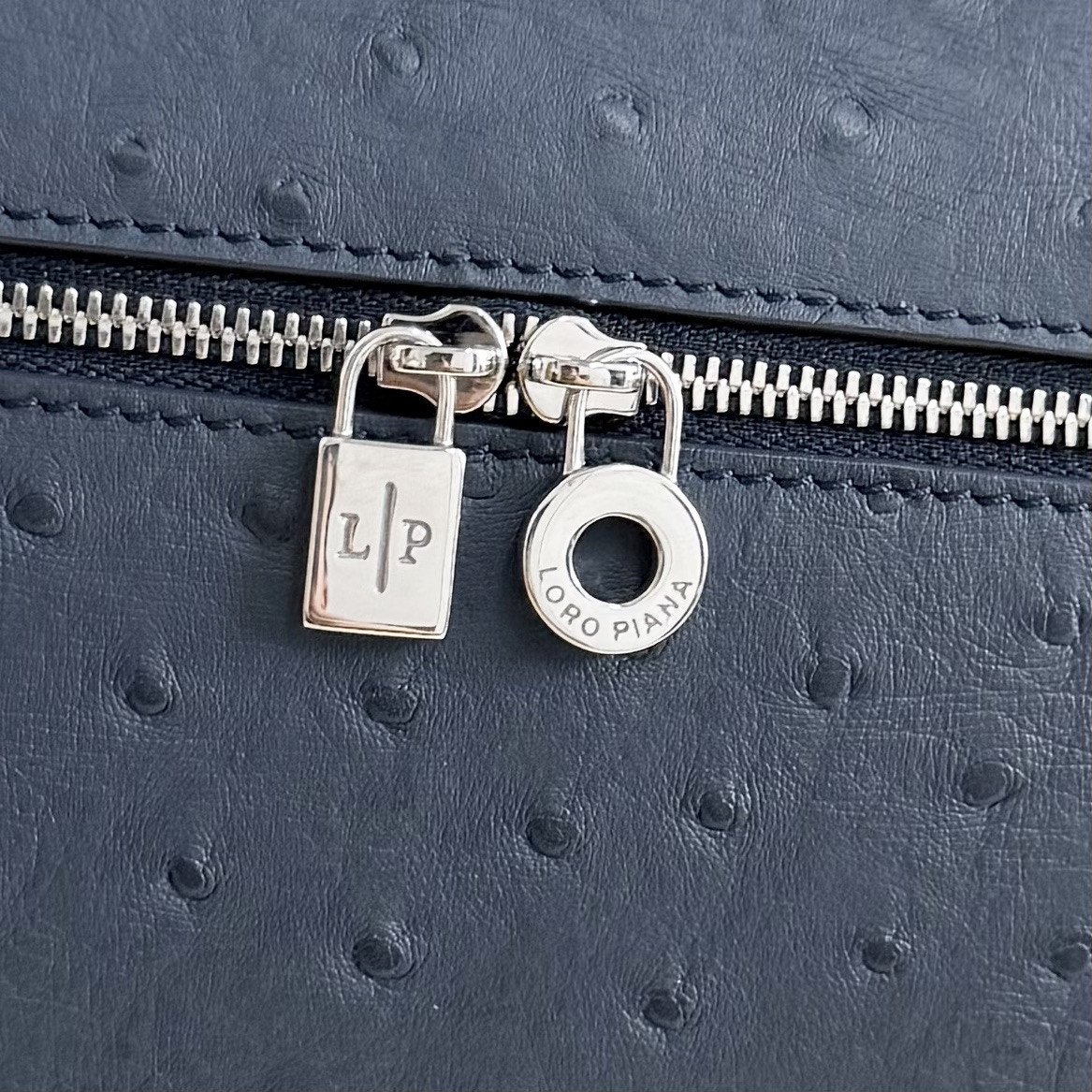 L**o p*ana extra pocket l27 ostrich-grained leather 16x27x10cm