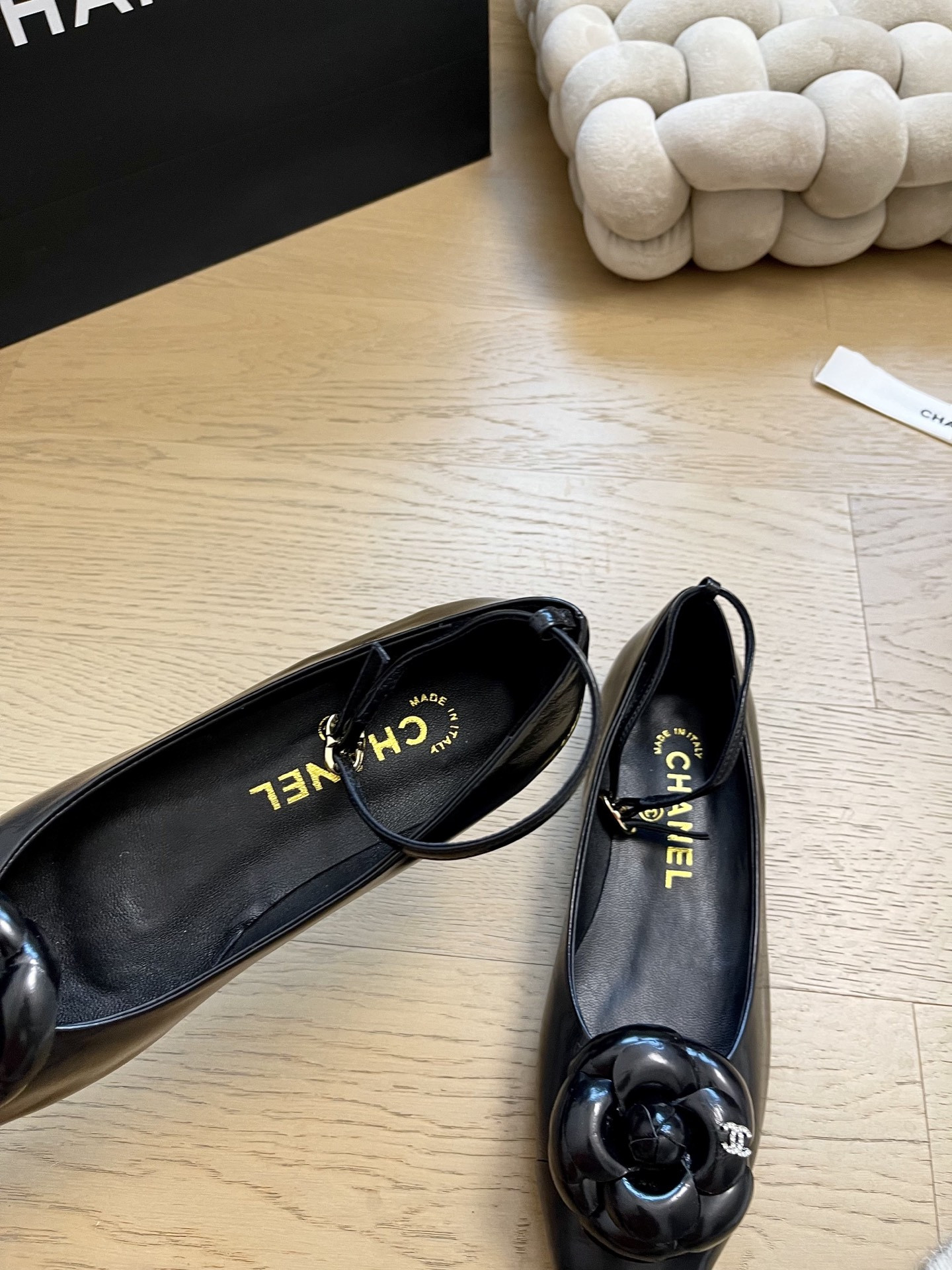 ua Ch*el ballet flats