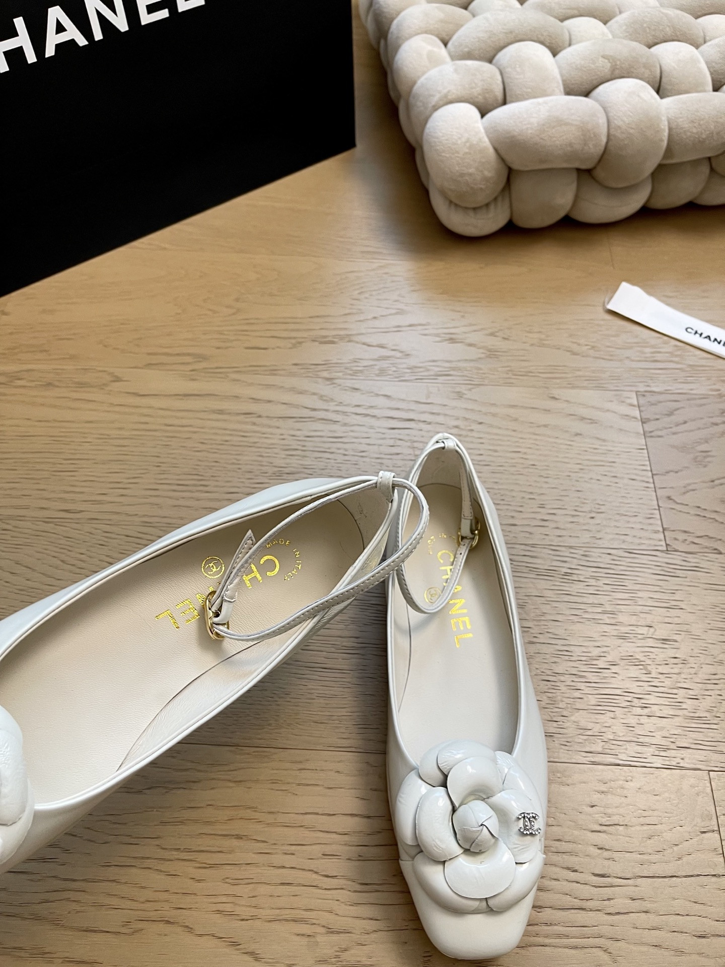 ua Ch*el ballet flats