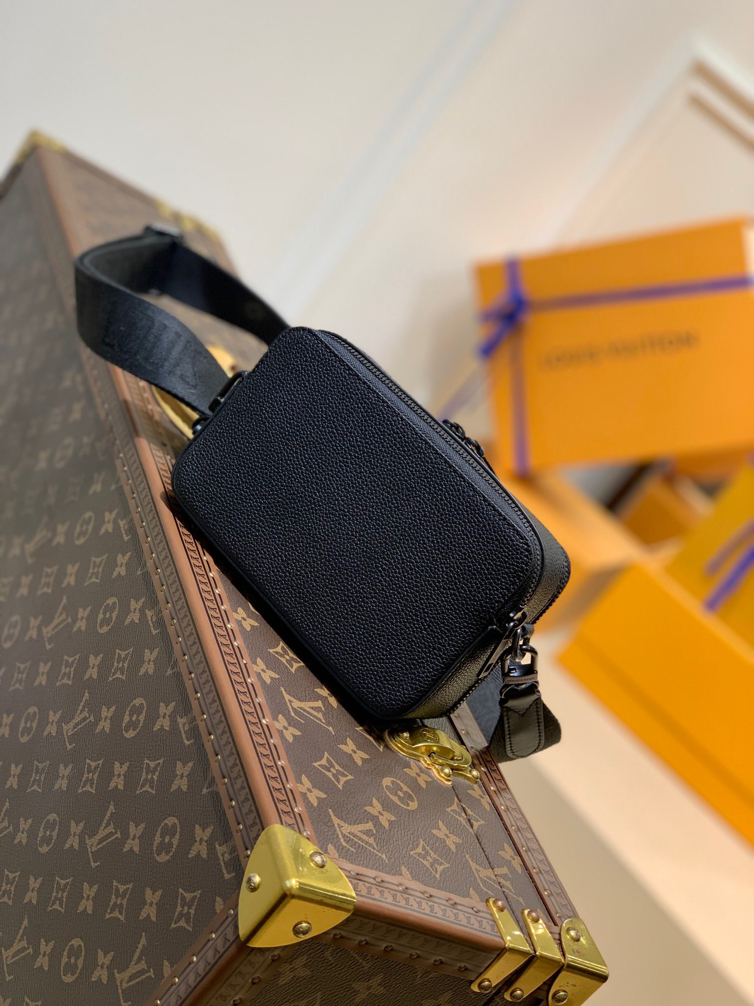 LV ALPHA WEARABLE WALLET M59161