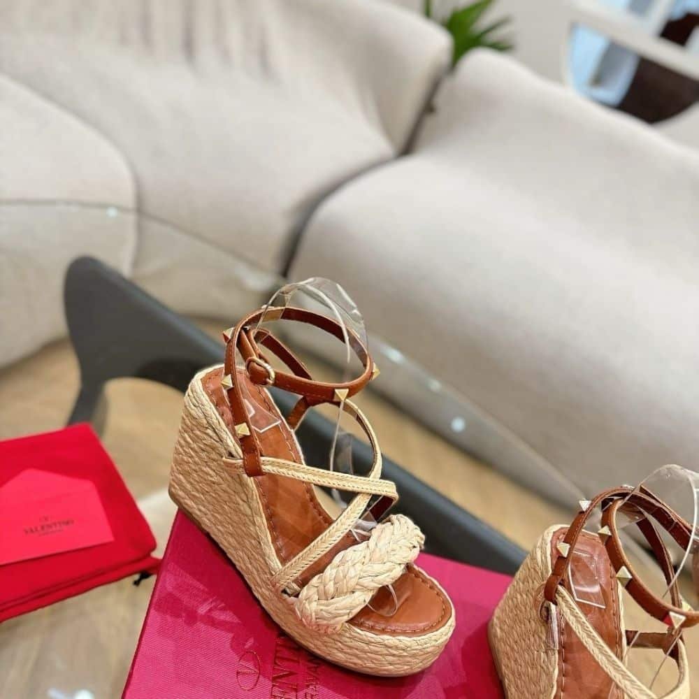 Va1e*ntin0 Garavani Woven Raffia Wedge Espadrilles Beige