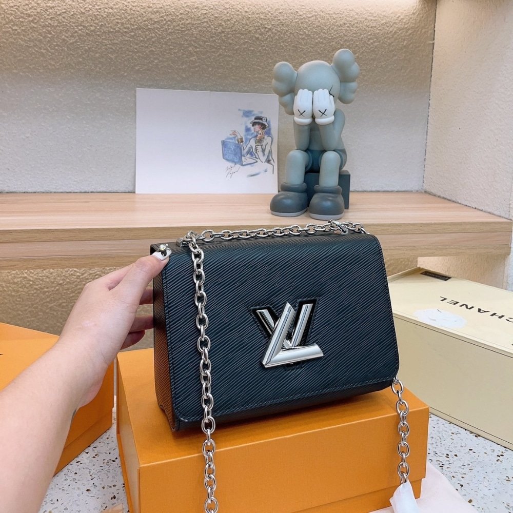 L0vis Vvtt0n Twist Mm Bag Black 23Cm M21110