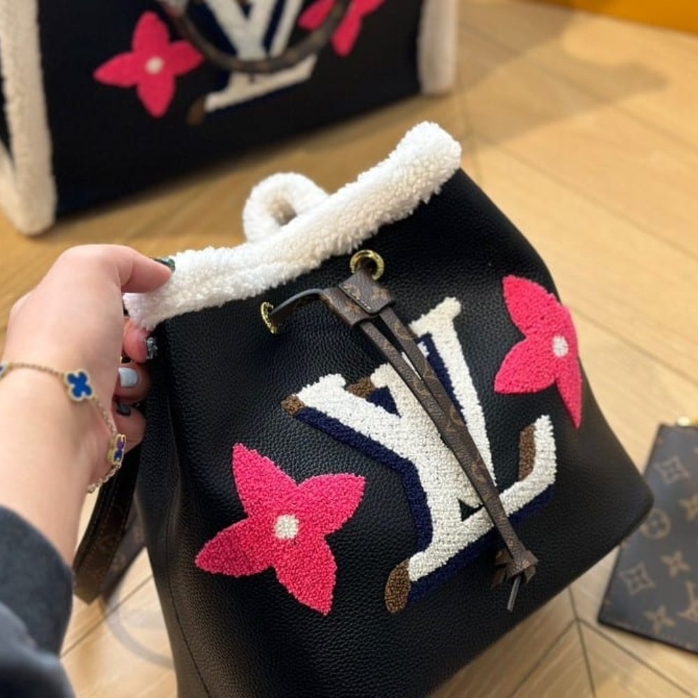 L0vis Vvtt0n Neonoe Mm Bag Monogram Teddy Shearling Black 26Cm M56963