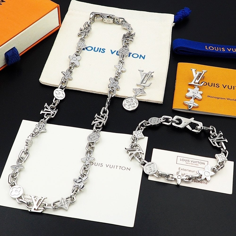 L0vis Vvtt0n Monogram Craggy Necklace Silver M01880