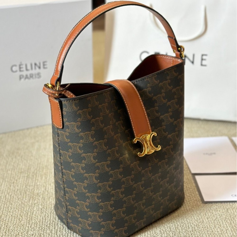 Ce1i*e Medium L0vise Bag In Smooth Triomphe Canvas Calfskin Tan 23Cm