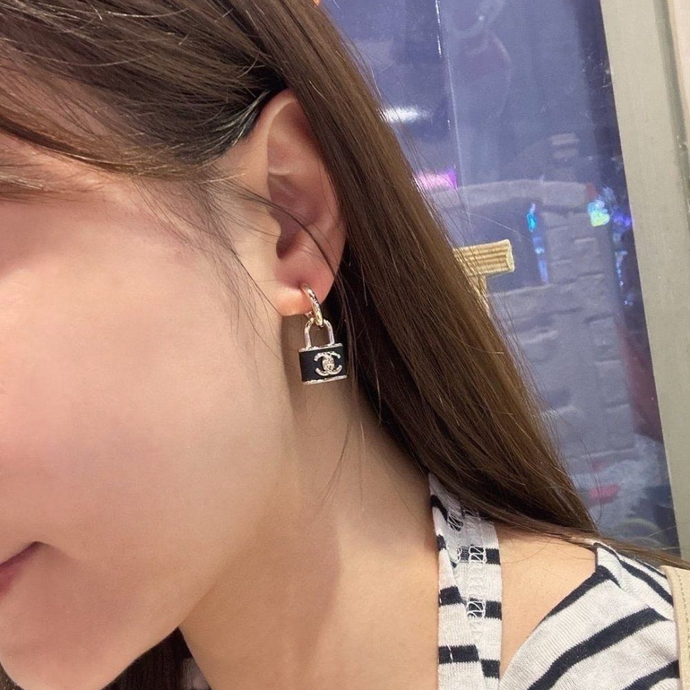 Ch**el Padlock Drop Earrings With Black Enamel Abg000 B20851 U1561