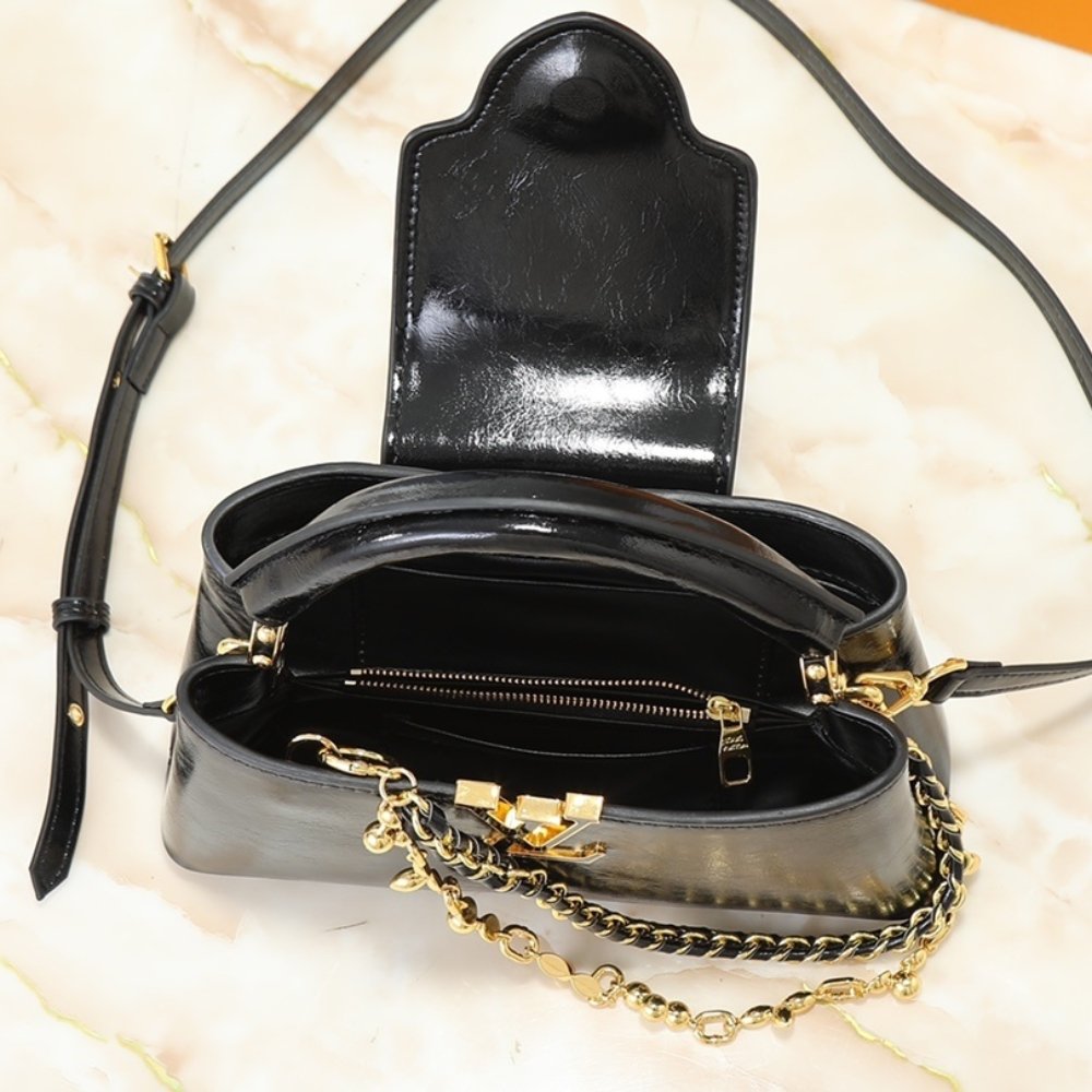 L0vis Vvtt0n Capucines East West BB Black 26Cm M25492