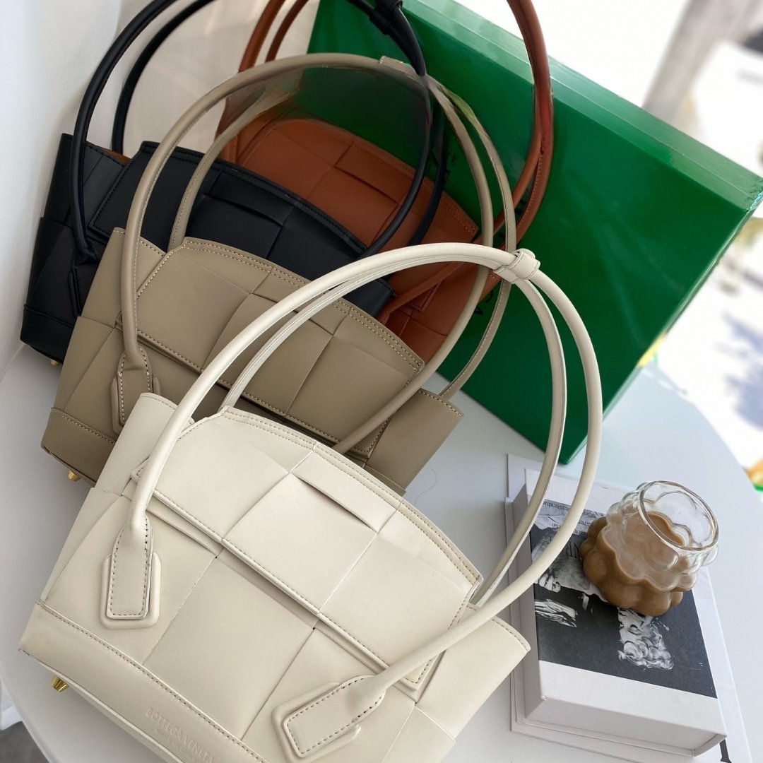 B0tt*ga Ven*ta Arco Handbag Intrecciato Leather In White 20Cm