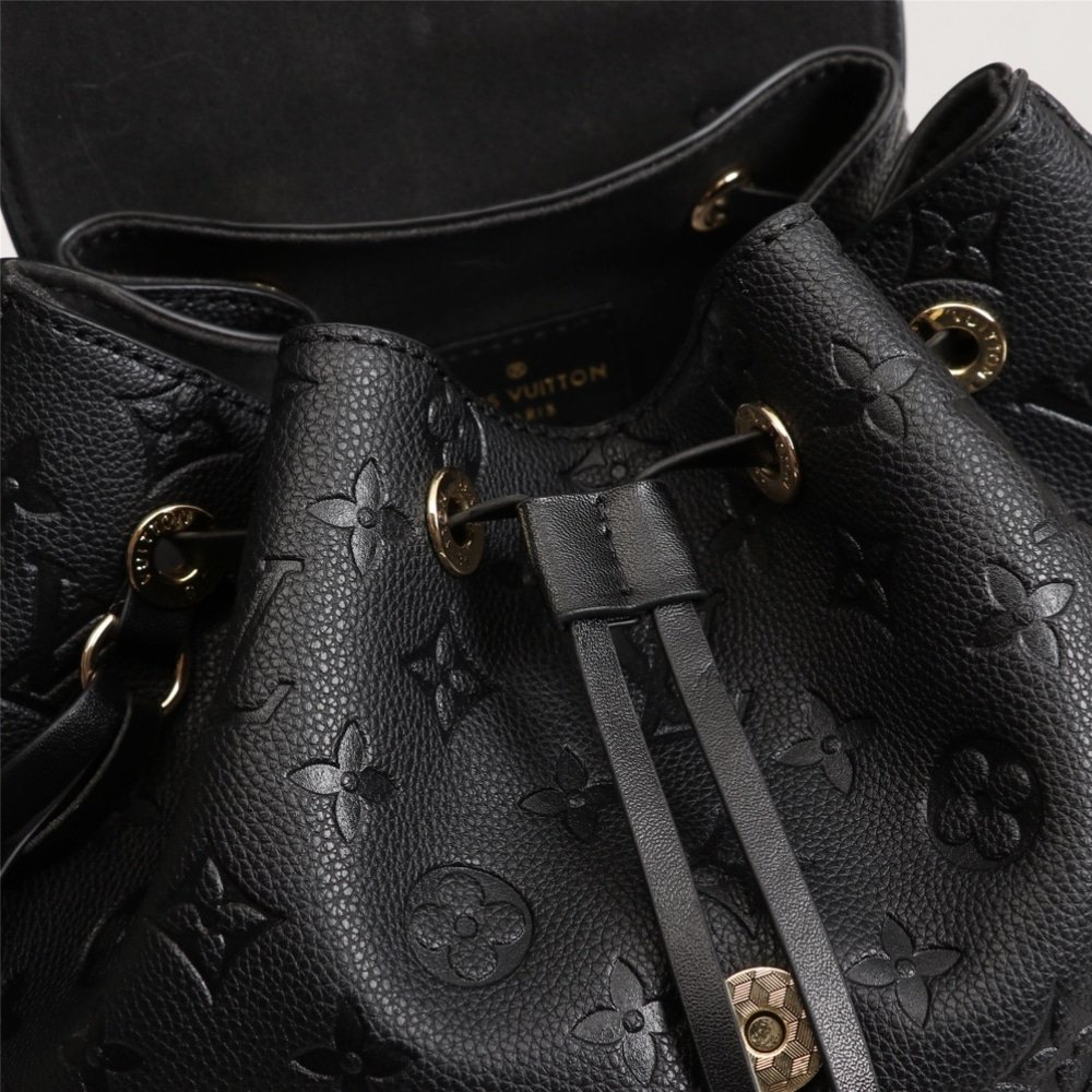 L0vis Vvtt0n Montsouris Backpack Black M45205