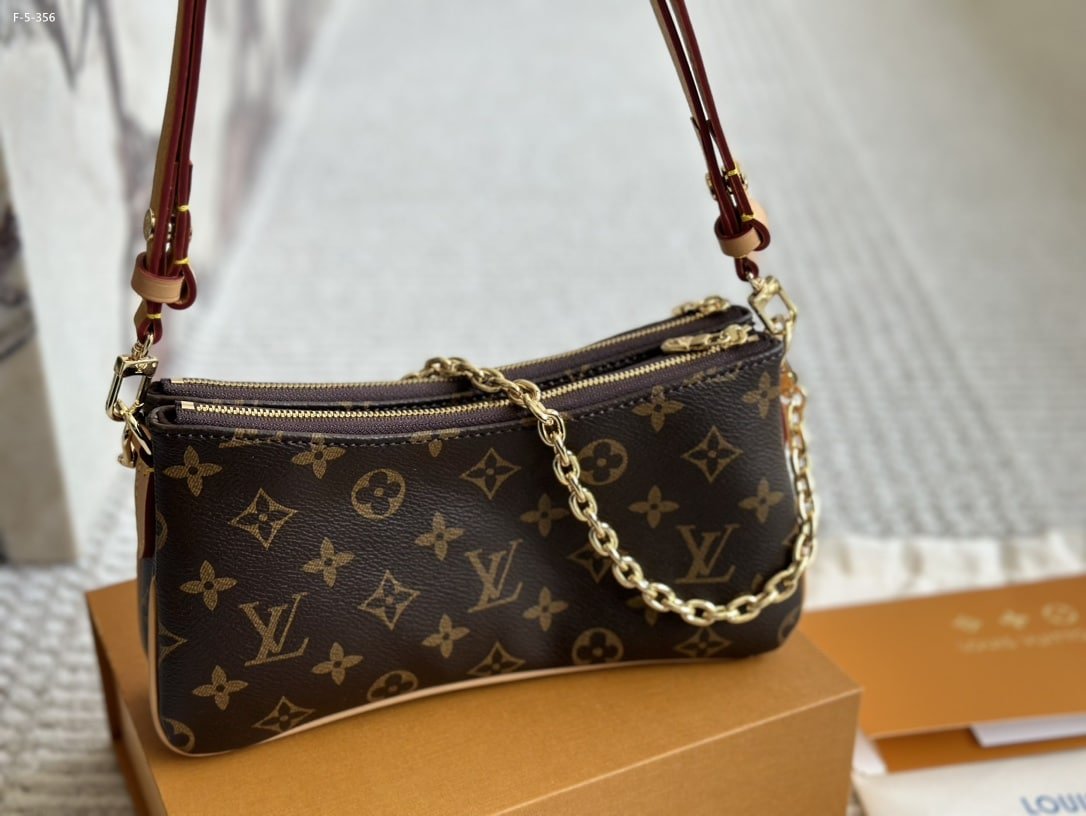 L0vis Vvtt0n Liv Pochette Monogram Canvas 24Cm M83008