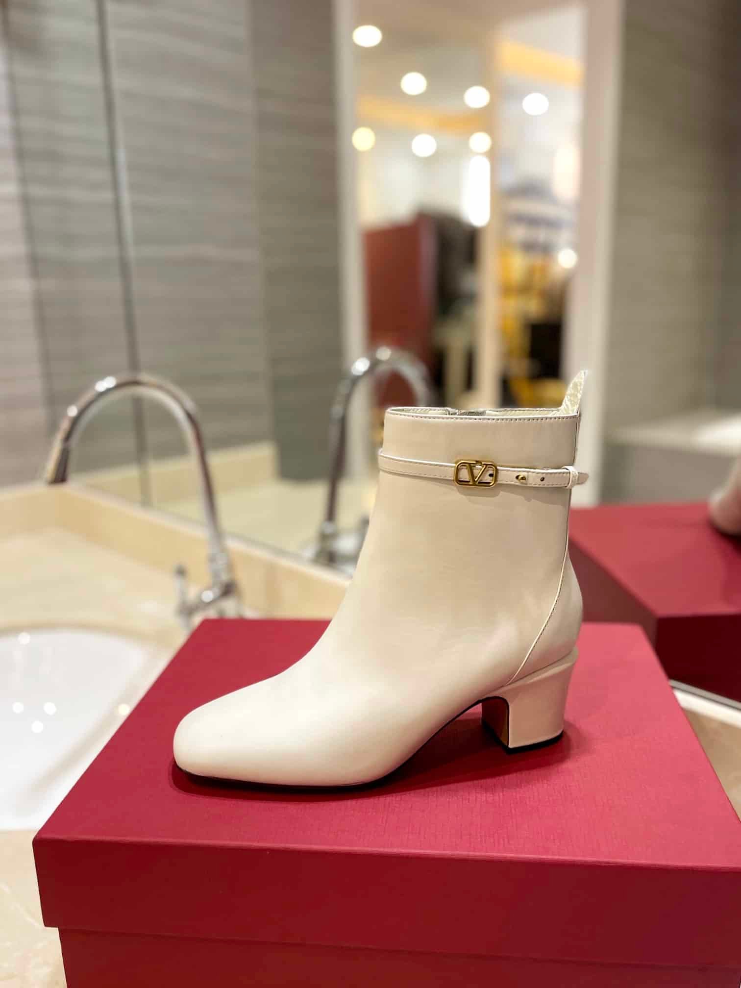 Va1e*ntin0 Garavani Tan Go Ankle Boot In Calfskin Leather White