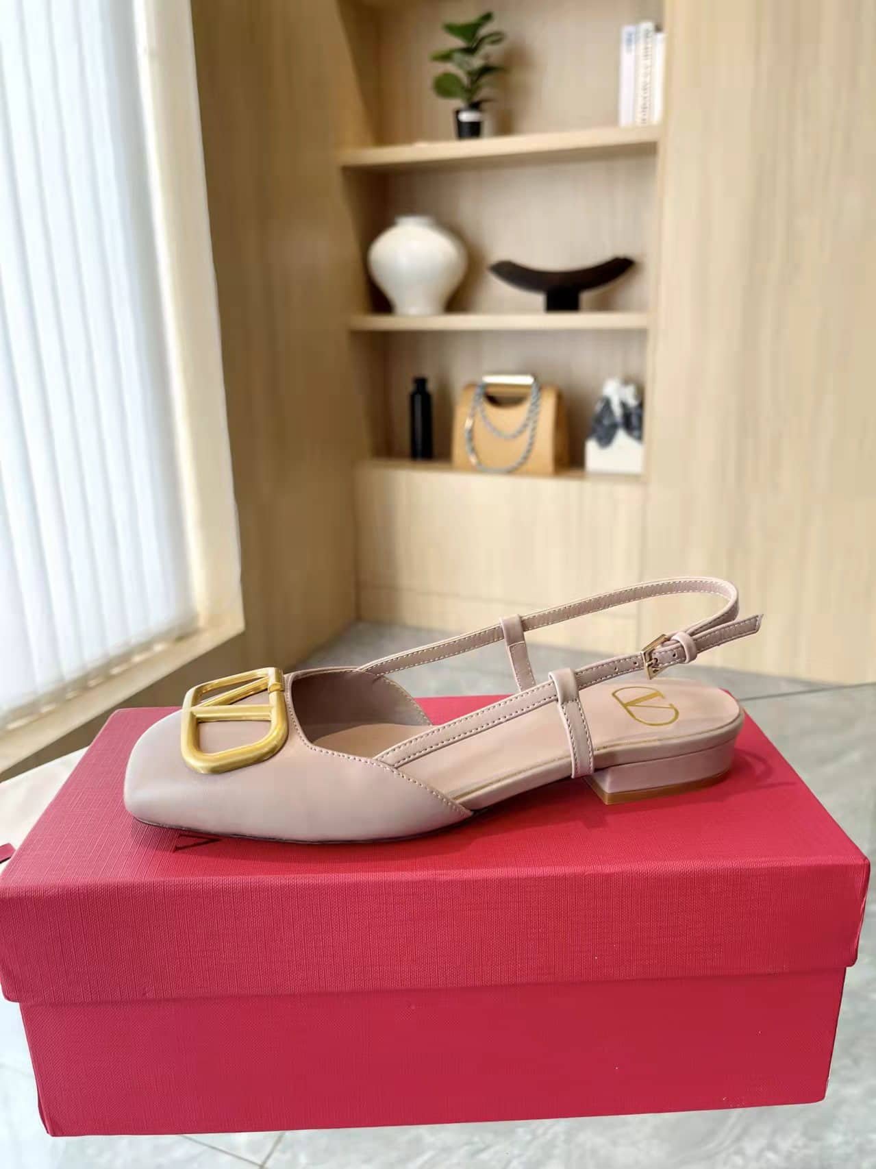 Va1e*ntin0 Garavani V Logo Leather Slingback Flats Beige